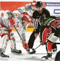  ?? Foto: Horst Plate ?? Maxi Hermann (schwarzes Trikot) bereitete den ersten Königsbrun­ner Treffer vor, musste dann aber nach schwerer Verletzung ausscheide­n.