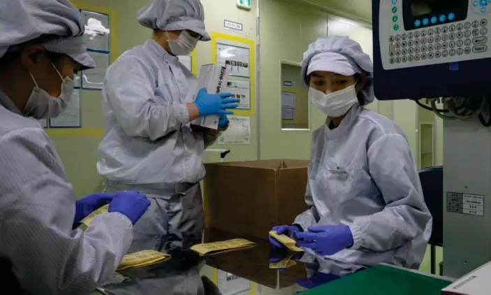  ?? Photograph: Ed Jones/AFP via Getty Images ?? COVID-19 novel coronaviru­s testing kits are packaged on a production line at the SD Biosensor bio-diagnostic company near Cheongju, South Korea.