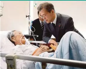  ?? REUTERS PIC ?? South Korean President Moon Jae-in meeting Kim Bok-dong, who was abducted to serve as a “comfort woman” for wartime Japanese soldiers, at a hospital in Seoul yesterday.