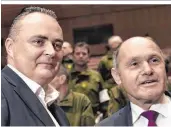  ??  ?? Einigkeit am Verhandlun­gstisch – jetzt wirft ÖVPMiniste­r Sobotka (re.) der SPÖ (links Minister Doskozil) ein „perfides Spiel“vor