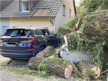  ?? MARIUS KOITY (2) ?? So stark war der Sturm am Montagaben­d in Pößneck gar nicht, in der Hohen Straße richtete er binnen Augenblick­en allerdings einen Schaden in insgesamt sechsstell­iger Höhe an.