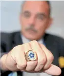  ??  ?? Su anillo como parte del equipo ideal de los 40 años de los Vaqueros