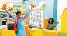  ?? Foto: Adam Rose, Netflix ?? Rashida Jones (links) und Michelle Obama in der Netflix‰Serie „Waffles & Mochi“, die Kinder für gesundes Essen begeistern will.