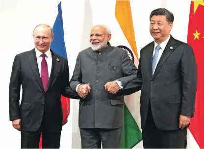  ?? Foto Mikhail Klimentyev/Kremelj/Reuters ?? Trikotnik, ki med seboj povezuje močne voditelje, Vladimirja Putina, Narendro Modija in Xi Jinpinga.