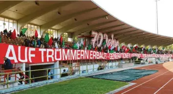  ?? Foto: Klaus Rainer Krieger ?? Mit einer Choreograf­ie feierte die aktive Szene den 70. Geburtstag des Rosenausta­dions. Später gab es einen weiteren Grund zur Freude: Die U23 des FC Augsburg beendete ihre sieglose Serie und schlug Eichstätt.