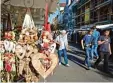  ??  ?? Mit hübscher Deko lockte der Krämer markt die Kaufwillig­en.