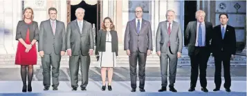  ??  ?? La responsabl­e de la política exterior de la Unión Europea, Federica Mogherini (izq.); el secretario de Estado de EU, Rex Tillerson (tercero de izq. a der.), y ministros de Asuntos Exteriores de varios países, ayer en la reunión del G7 en Italia.
