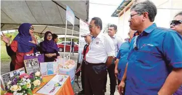  ?? MALAI ROSMAH TUAH ?? Silam member of parliament Datuk Datu Nasrun Datu Mansur (centre) says the government takes Sabah’s security seriously to protect the people.