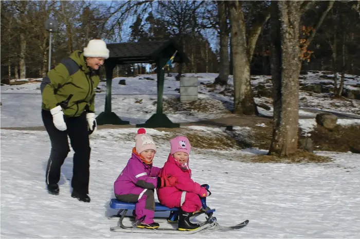  ?? Bild: MARIA JOHANSSON ?? SNÖLEK. Mormor Sonja Dahlqvist och hennes två barnbarn Novalie Dahlqvist och Cornelia Dahlqvist som svischar förbi på en snowracer.