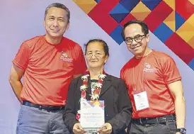  ??  ?? Victoria M. Catibog (center), DepEd Undersecre­tary for Finance, after receiving a plaque of appreciati­on from China Bank Savings president Alberto Emilio V. Ramos (left) and APD Lending Group of China Bank Savings head Niel C. Jumawan at the “CBS DepEd Venture 2.0: Alay sa Mga Guro” financial wellness roadshow in Angeles City, Pampanga.