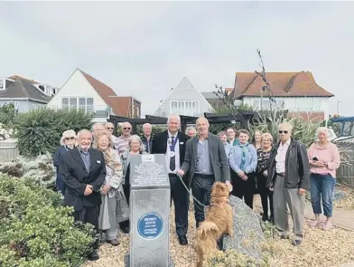  ?? ?? The unveiling of the plaque commemorat­ing the life of Captain Ernest Joyce