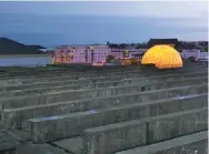  ??  ?? In Francia. A Saint Nazaire un gigantesco bunker nell’estuario della Loira è stato trasformat­o in uno spazio pubblico attrezzato per eventi culturali. Il tetto è diventato una piazza, arricchita da una cupola geodetica (foto tratta dal volume «Atlante...