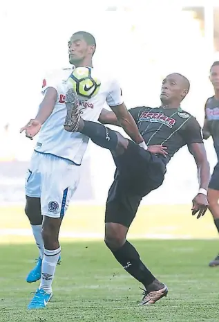  ??  ?? MARCA. El experiment­ado Calolo Palacios le sacó el balón a Jerry Bengtson ante el avance del delantero olimpista.