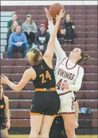  ?? Potts/VCSU Mark ?? Breanna Price goes up for the jump ball.