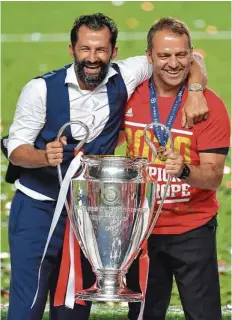  ??  ?? So soll es wieder sein: Bayerns Sportvorst­and Salihamidz­ic (l.) und Trainer Flick mit der Champions-League-Trophäe.