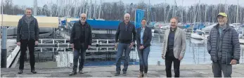  ?? FOTO: NORBERT ZELLER ?? Richard Leiner (von links), Norbert Zeller, Clemens Meichle, Sonja Meichle, Hans-Peter Storz und Wolfram Klaar haben ein gemeinsame­s Ziel: eine klimaneutr­ale Schifffahr­t auf dem Bodensee.