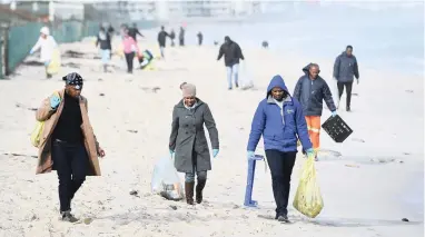  ?? PICTURE: HENK KRUGER/ANA/AFRICAN NEWS AGENCY (ANA) ?? BEACH CLEAN-UP: People taking part in a beach clean-up at Milnerton Beach, one of many events leading up to World Clean-up Day on September 15.