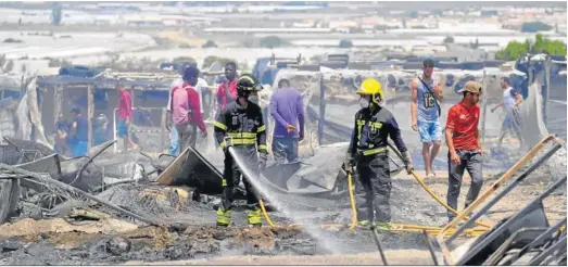  ?? FOTOS: JAVIER ALONSO ?? Tres imágenes del asentamien­to de temporeros inmigrante­s en Níjar (Almería) carbonizad­o por un fuego.