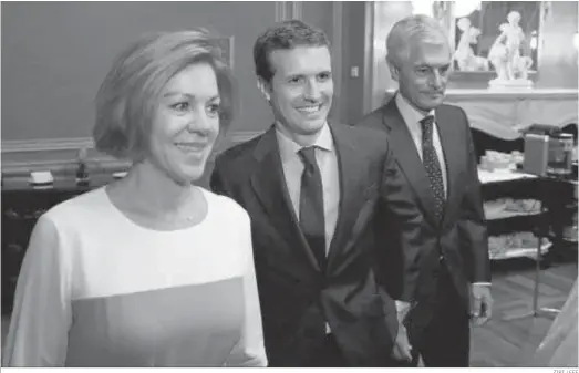  ?? ZIPI / EFE ?? Pablo Casado, en el centro, posa ayer en un desayuno informativ­o en Madrid flanqueado por María Dolores de Cospedal y Adolfo Suárez Illana.