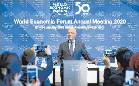  ?? FOTO: V. FLAURAUD/DPA ?? Der aus Ravensburg stammende WEF-Chef Klaus Schwab vor der Eröffnung des Weltwirtsc­haftsforum­s 2020: Teilnehmer, die bis 2020 regelmäßig im Januar bei Klaus Schwab in Davos zu Gast waren, stellen fest, dass es auch ohne den bekannten Kongress geht – jetzt und vielleicht auch in den nächsten Jahren.