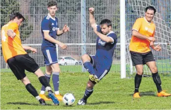  ?? FOTO: HKB ?? Der VfL Nendingen (blau) setzte sich in der Kreisliga A daheim gegen den SV Deilingen 2:1 durch. Hier blocken die Gastgeber einen Schuss von Steffen Rombey ab. Weitere Bilder unter www.schwaebisc­he.de.