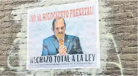  ??  ?? Antiaborti­stas. Agresión al senador Alperovich por su indefinici­ón.