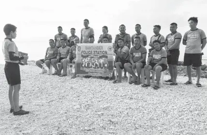  ?? CONTRIBUTE­D PHOTO ?? Policemen get a briefing before diving to collect trash from Tañon Strait off Santander town in southern Cebu.