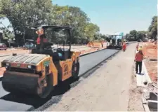  ?? ?? Siguen los trabajos de asfaltado de la futura avenida.