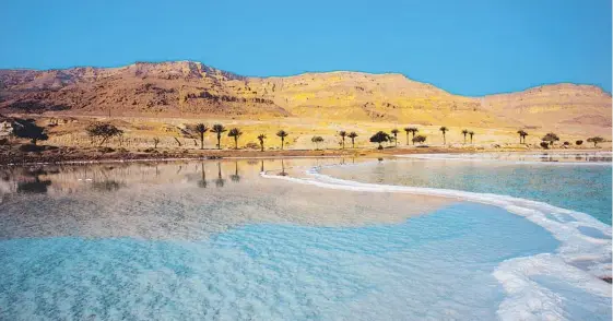  ??  ?? El mar Muerto es el lago más hipersalin­o del mundo y se encuentra entre Israel, Palestina y Jordania.