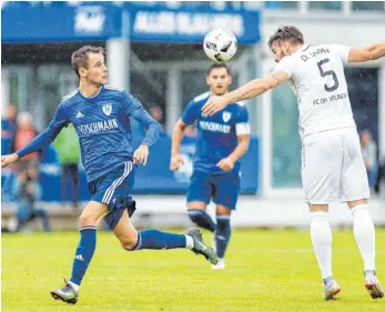  ?? FOTO: ROLF SCHULTES ?? Der FV Ravensburg (links Max Chrobok) verlor die Partie gegen den FC 08 Villingen (Dragan Ovuka) und musste zudem zwei Platzverwe­ise hinnehmen.