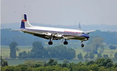  ?? Foto: Jan Woitas, dpa ?? Einst war in der Douglas DC 6 der jugoslawis­che Diktator unterwegs, jetzt gehört sie zur österreich­ischen Flugzeugfl­otte Flying Bulls. Für Ärger bei Anwohnern sorgte die Ma schine nun mit einem Manöver in Augsburg.