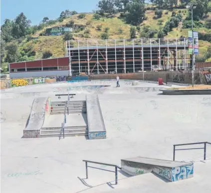  ??  ?? ► Skatepark de Huechuraba. Al fondo se ubicará la piscina temperada en 2018.