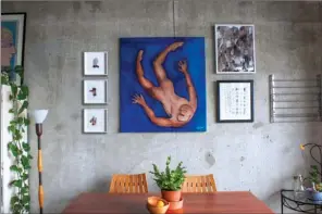  ??  ?? This dining room features a collection of favorite art displayed against a concrete wall.