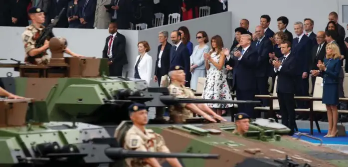  ?? FOTO: KEVIN LAMARQUE, REUTERS ?? KOPIERER MACRON: Da Donald Trump var president Emmanuel Macrons aeresgjest ved fjorårets svulstige bastilleda­gparade langs Champs-Élysées, ble det plantet et frø i Trumps hode.