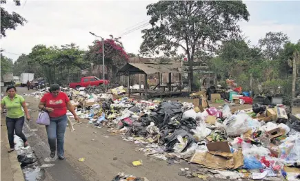  ??  ?? En paro. Los empleados de mantenimie­nto indicaron que la suspensión de labores es de manera indefinida. Jaime apuntó que el aumento sería para los trabajador­es que ganan menos de $450 mensuales, pero esto no es aceptado por la asociación.