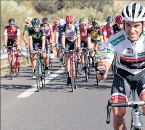  ??  ?? BRINDIS. Alberto Contador fue homenajead­o por el pelotón: le dejaron entrar en Madrid destacado sobre el grupo y brindó con cava en su desp