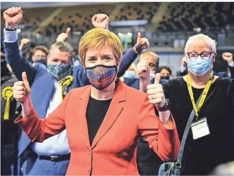  ?? FOTO: ANDY BUCHANAN/AFP ?? Beide Daumen zeigen nach oben: Der Jubel bei Nicola Sturgeon und der Scottish National Party ist nach der Wahl groß.