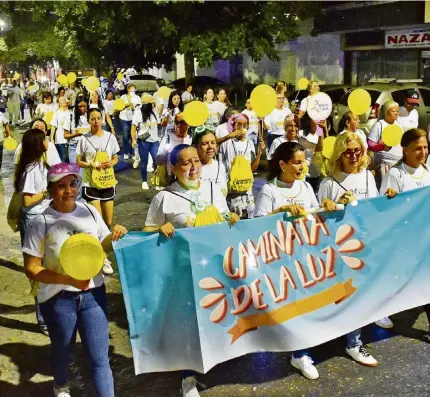  ?? | Fotos de Johnny Olivares ?? La Plaza de la Paz fue el punto de encuentro para los solidarios que llegaron a ayudar a los más pequeños.