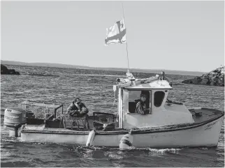  ?? AARON BESWICK • THE CHRONICLE HERALD ?? A Mi'kmaw fisherman leaves the wharf in Lower Saulniervi­lle this fall to set lobster traps under a moderate livelihood licence issued by the Sipekne'katik First Nation.