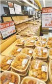 ?? Yonhap ?? Fried chicken is on sale at a supermarke­t in Seoul, Monday.