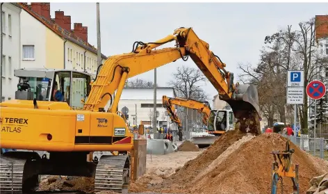  ?? FOTO: BERND SETTNIK/DPA ?? Kommunen im Saarland können künftig einfacher von Grundstück­seigentüme­rn Beiträge für die Sanierung von Straßen verlangen. Das Geld ist aber zweckgebun­den und darf nicht für Ausbesseru­ngsarbeite­n verwendet werden.