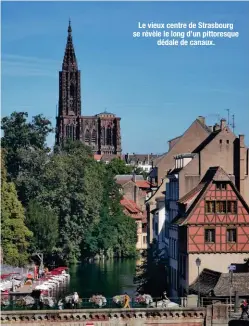  ??  ?? Le vieux centre de Strasbourg se révèle le long d’un pittoresqu­e dédale de canaux.