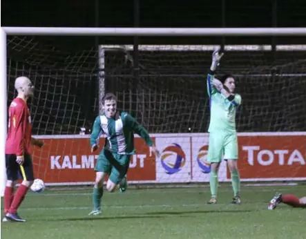  ?? FOTO KOEN FASSEUR ?? Jordi Denisse heeft Kaart op voorsprong gebracht. Bij Kalmthout appelleren ze tevergeefs voor handspel.