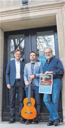  ?? FOTO: LARISSA SCHÜTZ ?? Michael Hampel, Prorektor der Musikhochs­chule, „Gitarrophi­lia“-Leiter Michael Stanikowsk­i und Musikschul-Leiter Achim Robold freuen sich schon auf das Festival.