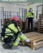  ??  ?? A SuitX exoskeleto­n back module helps make light work of lifting these wooden pallets.