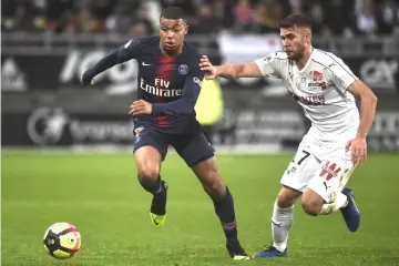  ??  ?? Paris Saint-Germain’s French forward Kylian Mbappe (left) fights for the ball with Amiens’ French midfielder Alexis Blin (R) during the French L1 football match between Amiens and Paris at the Licorne stadium in Amiens. — AFP photo