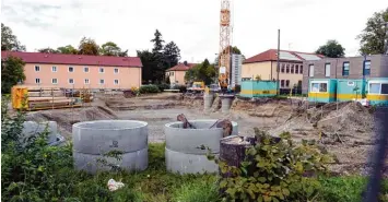  ?? Foto: Marcus Merk ?? Am Nestackerw­eg in Stadtberge­n haben die Bauarbeite­n für 36 neue Wohnungen begonnen. Im Auftrag der Wohnungsba­ugesell schaft des Landkreise­s Augsburg entstehen Zwei bis Vierzimmer­wohnungen.