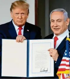  ?? Foto: Manuel Balce, dpa ?? Israels Ministerpr­äsident Netanjahu (r.) freut sich in Washington über die Erklärung von US-Präsident Trump (l.) zu den Golanhöhen.