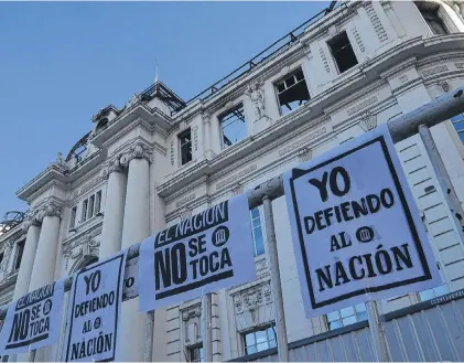  ??  ?? Los trabajador­es bancarios hicieron sus reclamos en el Banco de la Nación de Bahía Blanca.