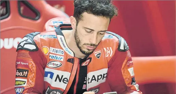  ?? FOTO: MANEL MONTILLA ?? Andrea Dovizioso, pensativo el lunes en el test en el Circuit de Barcelona-Catalunya. El de Forli es consciente de que su sueño de ser campeón mundial de MotoGP se complica